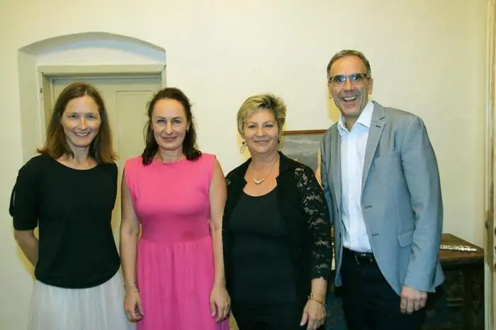 mit Direktor Wolfgang Jud zum traditionellen Schlosskonzert. Schülerinnen und Schüler der Klassen Martina Jud, Agnieszka Kapron-Nabl, Waltraud Leitner und Barbara Schutting begeisterten ihr Publikum im vollen Saal. 