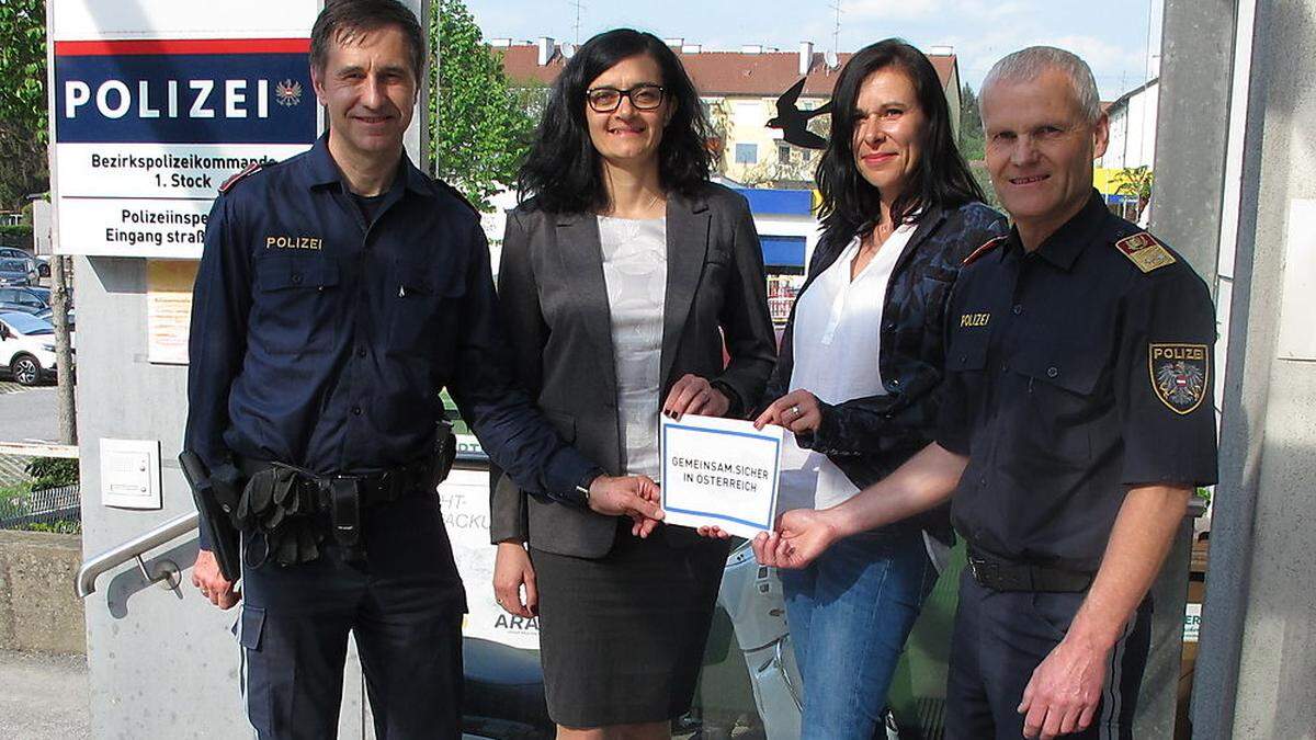 Marion Egger (l.) und Annemarie Siegl (r.) besuchten im Rahmen der „Tour de Police“ die Polizeiinspektion Hartberg  