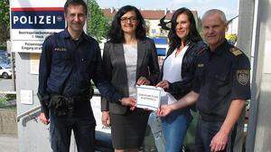 Marion Egger (l.) und Annemarie Siegl (r.) besuchten im Rahmen der „Tour de Police“ die Polizeiinspektion Hartberg  