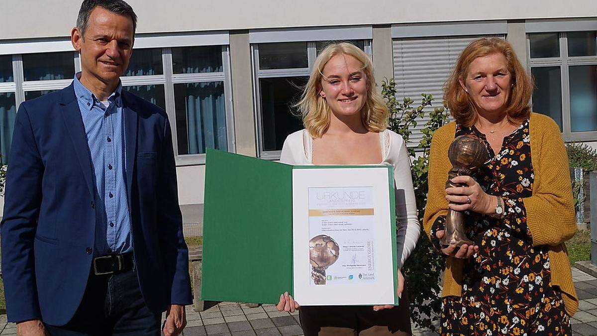 Direktor Josef Wieser mit Amelie Steiner und Klassenvorständin Gabriele Zsilavecz