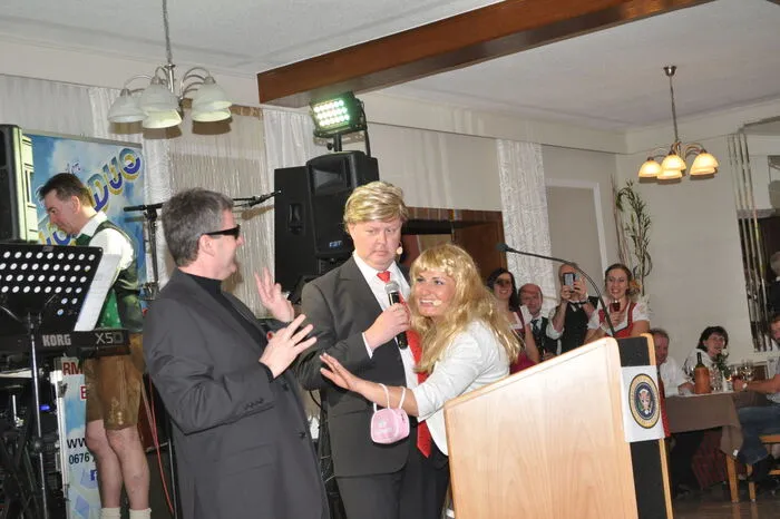 Nach einem Jahr Pause gab es ihn wieder – den Ball in Nitscha, durchgeführt im großen Saal des Kaltenbrunnerhofes. Als Ballobmann fungierte Karl Höfler, unterstützt von Gleisdorfs Vizebürgermeister Peter Schiefer. Nach einem schwungvollen Auftanz war es Schiefer vorbehalten, in einer Showeinlage als US-Präsident Donald Trump aufzutreten, unterstützt von Birgit Prenner als First Lady Melania und Karl Höfler als Sicherheitsberater.