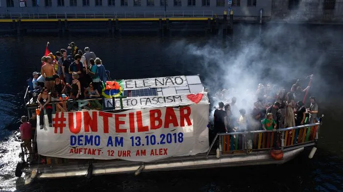Zu der Demonstration gegen Rassismus sind in Berlin nach Angaben der Veranstalter bis Samstagnachmittag rund 150.000 Menschen gekommen, weit mehr als erwartet.