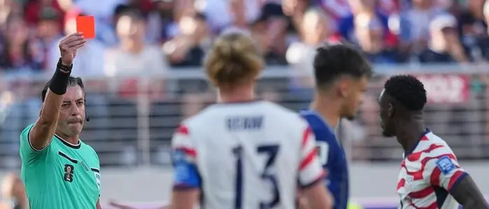 Schiedsrichter Raphael Claus zeigte US-Stürmer Folarin Balogun im Spiel gegen Bosnien-Herzegowina die rote Karte