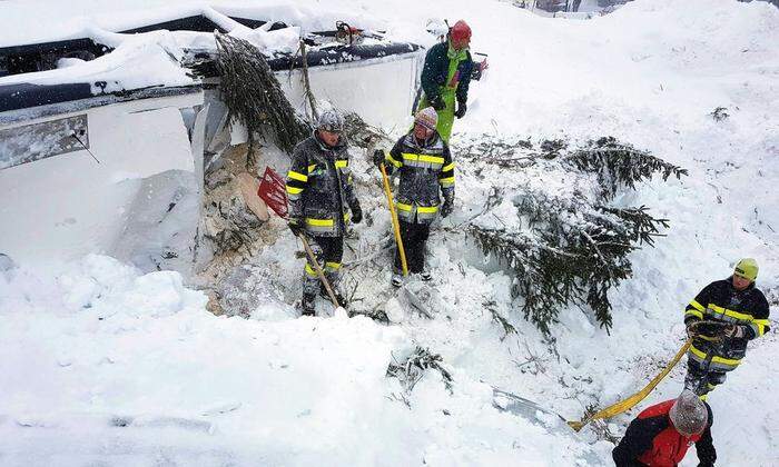 In der Ramsau werden die beschädigten Gebäude vom Schnee befreit