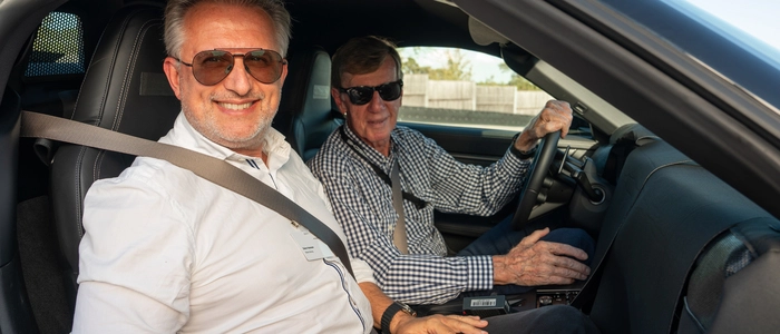 Am heißen Sitz: Didi Hubmann mit Rallyeweltmeister Walter Röhrl im getarnten, elektrischen Porsche 718