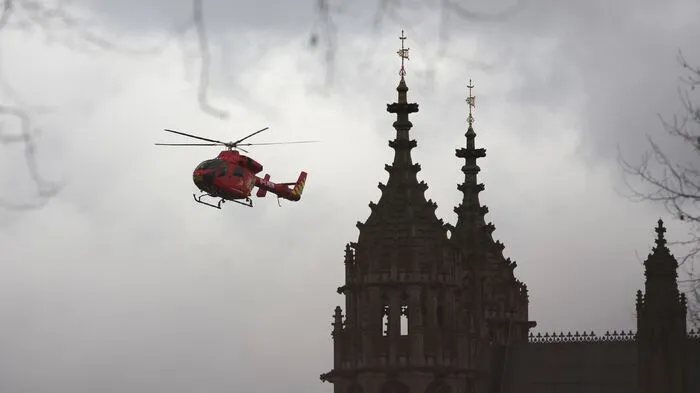 Am Jahrestag der Anschläge in Brüssel sind bei einem Angriff in der Nähe des Parlamentsgebäudes in London mehrere Menschen verletzt worden.