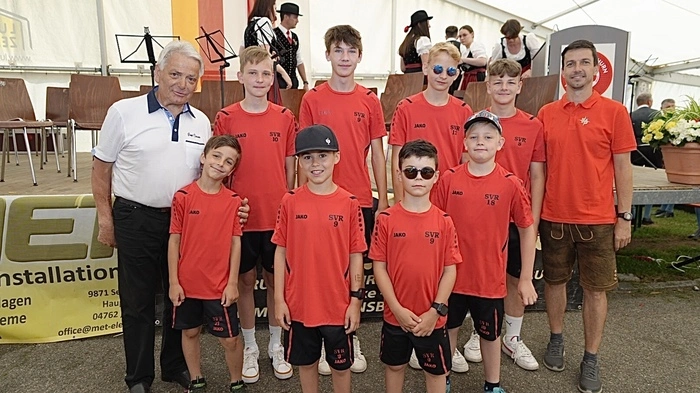 Präsident Adem Unterrieder und Nachwuchsleiter mit einem Teil der 120 Jugendlichen, die derzeit den Fußballsport in Rothenthurn ausüben
