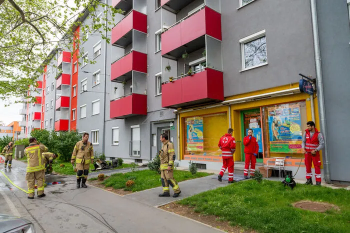 Beim Eintreffen der alarmierten Kräfte drang bereits Brandrauch aus der offenen Balkontür ins Freie.