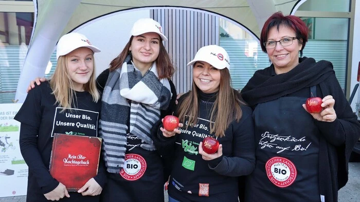 Auch die Bio-Aktionstage vom AMA-Gütesiegel gastierten, im Rahmen des Streetfood-Festivals, am St. Andräer Rathausplatz. Neben allerlei an Geschicklichkeit und Nützlichem, punktete man am Bio-Stand vor allem mit den Bio-Äpfeln, mit eigenem Namen.