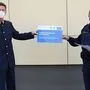 Übergabe des Zertifikates durch Bezirkspolizeikommandant-Stellvertreter Johann Schranzer an Polizeiinspektionskommandant Helmut Sucher