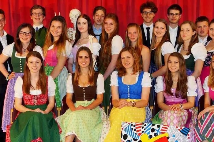 Klasse 8 BAusgezeichneter Erfolg: Roland Laimer, Nadine Egger. Guter Erfolg: Clemens Egger, Sarah Mayer, Franziska Berton, Benno Hacker, Stefan Kogler, Jakob Schweitzer. Bestanden: Sara Hillbrand, Lisa Höber, Andrea Kormann, Pamina Köster, Christina Moser, Theresa Schiffner, Vanessa Soder, Lisa Wind, Claudia Bischof, Sebastian Dämon, Matthias Hütter, Hannah Treiber, Franziska Zeiringer.