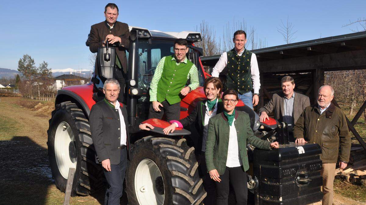 Hinten von links: Christian Brunner, Josua Alisch und Eduard Drescher von der LFS. Vorne von links: Schulleiter Herbert Brunner, Roswitha Plösch und Kathrin Steiner von der Landwirtschaftskammer, Absolventenverbandsobmann Gerald Wutscher und Bezirksjägermeister Johann Waich