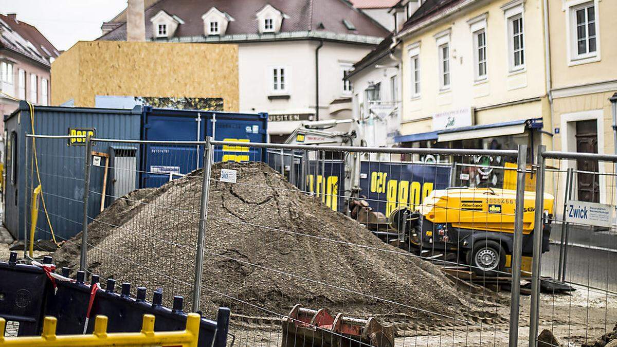 Anfang März wurden die Bauarbeiten am Hohen Platz fortgesetzt, Anfang September soll alles fertig sein