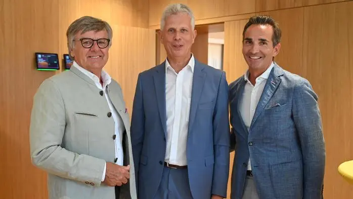 Der frischgebackene Kommerzialrat Josef Muchitsch (Mitte) mit Gerhard Wohlmuth (links) und Dietmar Schweiggl (rechts) 