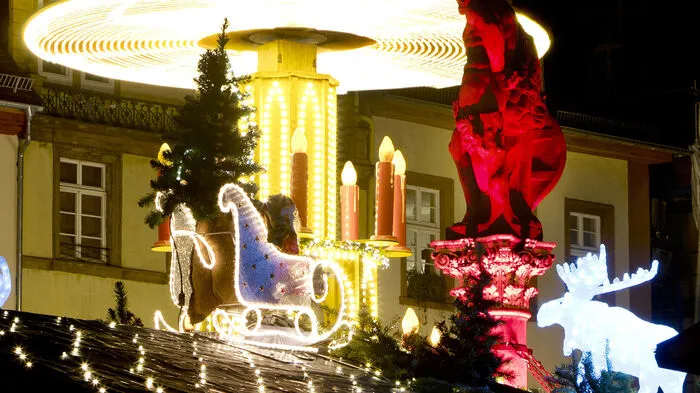 Das deutsche Heidelberg erstrahlt zur Weihnachtszeit in festlichem Glanz. Besonders zu Weihnachten sind die Fenster schön festlich geschmückt.
