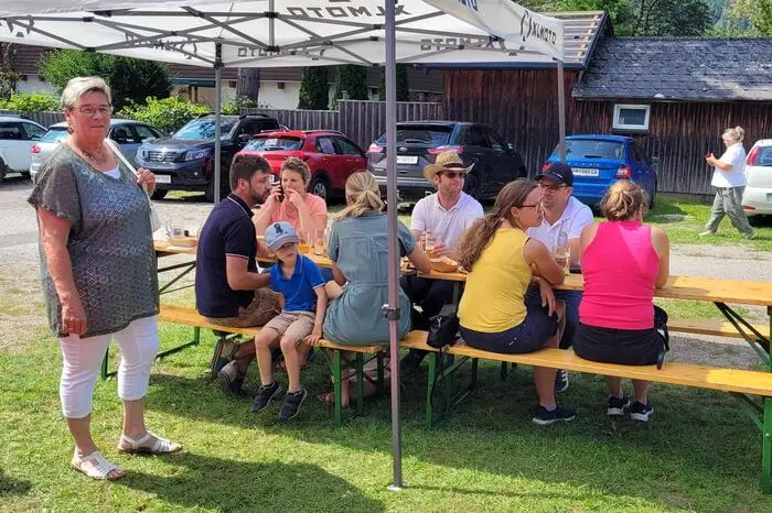 Im Freien war für die Gäste des Sommerfestes für ausreichend Schatten gesorgt. Eine Hüpfburg begeisterte die Kinder