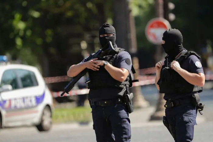 ... und explodierte. Die Pariser Anti-Terror-Staatsanwaltschaft hat umgehend die Ermittlungen eingeleitet. Der Fahrer des Wagens ...    