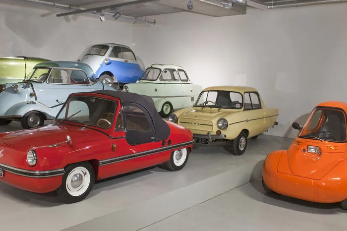 Auch den winzigen Wirtschaftswunderautos ist ein Teil der Ausstellung gewidmet.