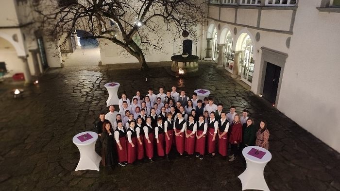 Das Team der Schülerinnen und Schüler im Schlosshof der Fachschule Neudorf in Wildon verwöhnten kulinarisch ihre Gäste.