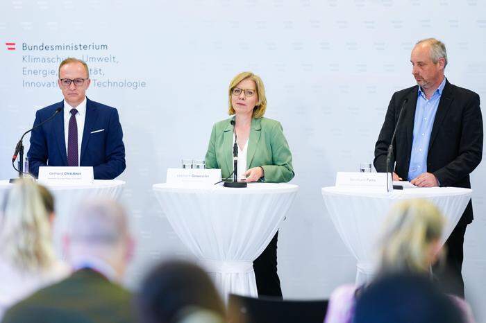 APG-Vorstand Gerhard Christiner, Energieministerin Leonore Gewessler (Grüne) und AGGM-Vorstand Bernhard Painz 