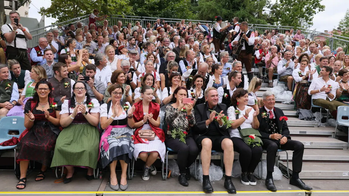 Die Ehrentribüne sorgte für Unterbrechungen beim Festzug