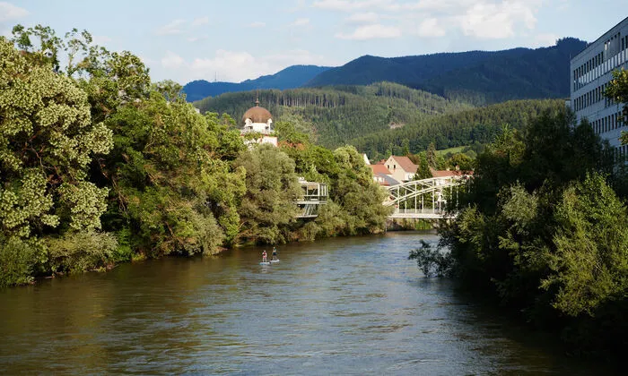 Johanna Irrgeher weiß, die Mur eignet sich bestens zum Stand-Up-Paddling (SUP)