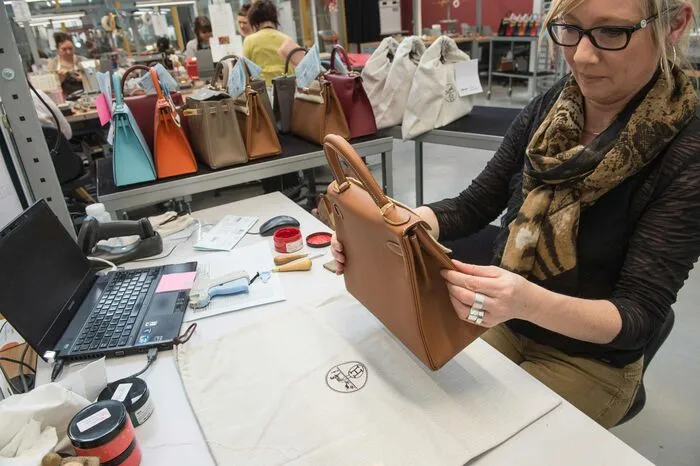 Die klassisch, reduzierte Tasche wurde damals zum Transport von Pferdezaumzeug erfunden.