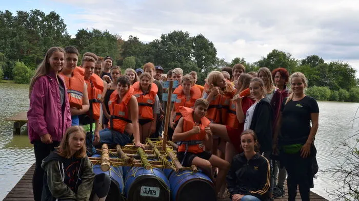 Ein Abenteuer erlebten vor Kurzem die zwei Abschlussklassen der Neuen Mittelschule Bad Waltersdorf am Großharter Naturteich in Hartl.