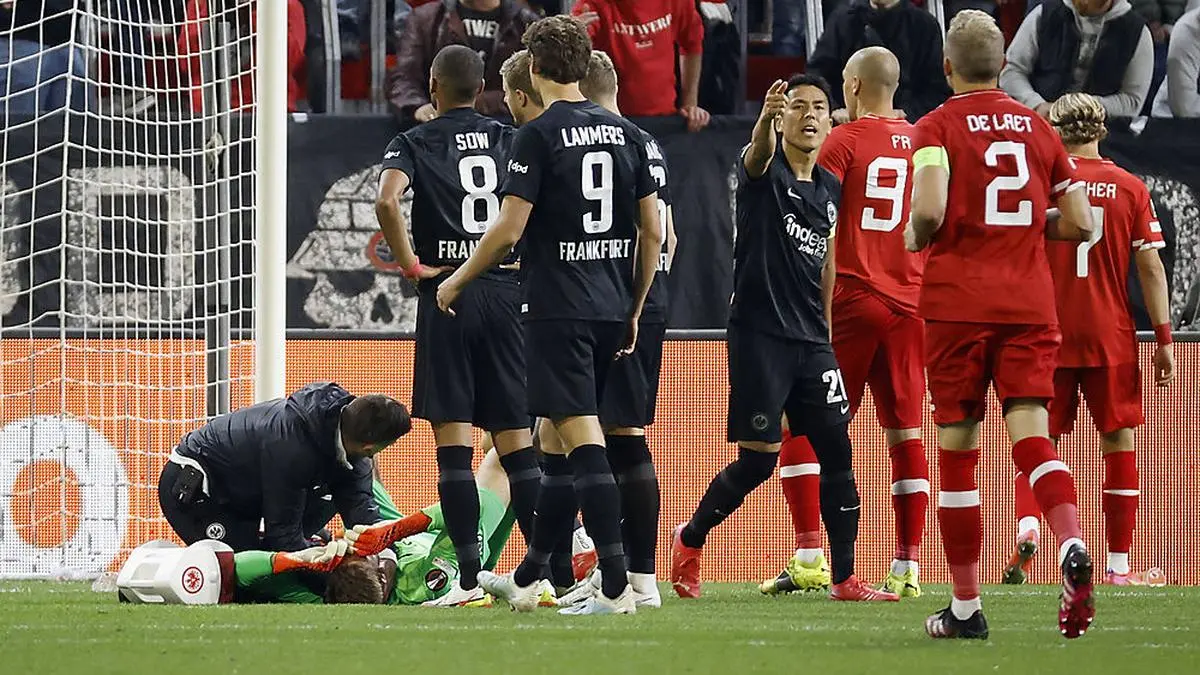 Kevin Trapp musste nach einem Böllerwurf behandelt werden.