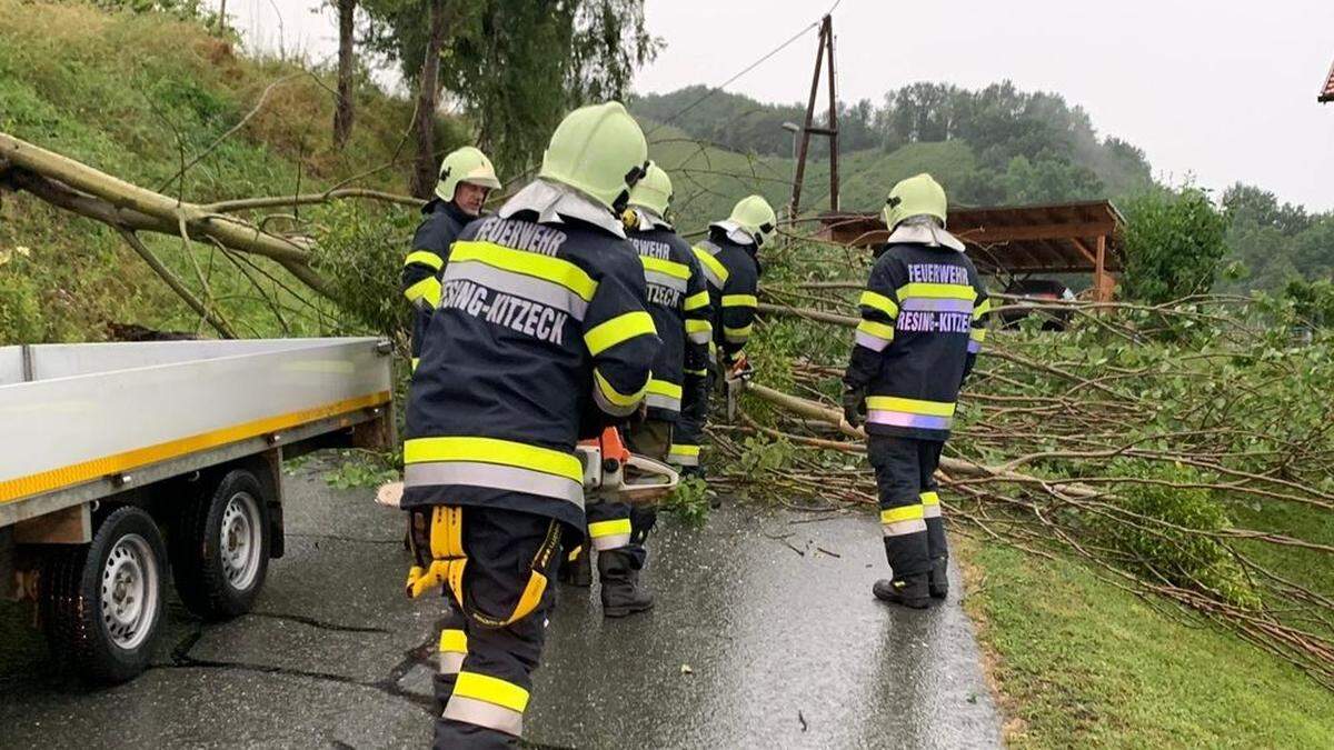 Etliche Straßen mussten von umgeworfenen Bäumen befreit werden