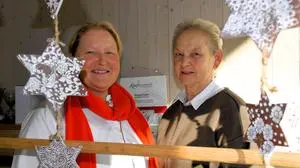 Kunst kumman-Obfrau Barbara Degen (l) lud mit ihrem Verein zur traditionellen Winterausstellung