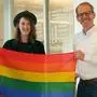 Anna-Maria Schuster und Andreas Sucher mit der Regenbogenfahne