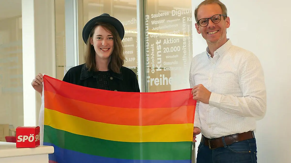 Anna-Maria Schuster und Andreas Sucher mit der Regenbogenfahne