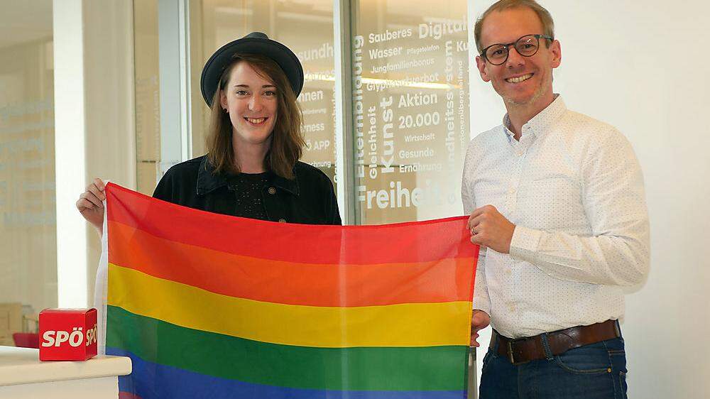 Anna-Maria Schuster und Andreas Sucher mit der Regenbogenfahne
