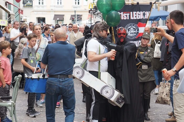 Bei der Klagenfurter Parade traf ein VW-GTI-Fan in der Kramergasse  auf die 501. Legion der Sternenkrieger.