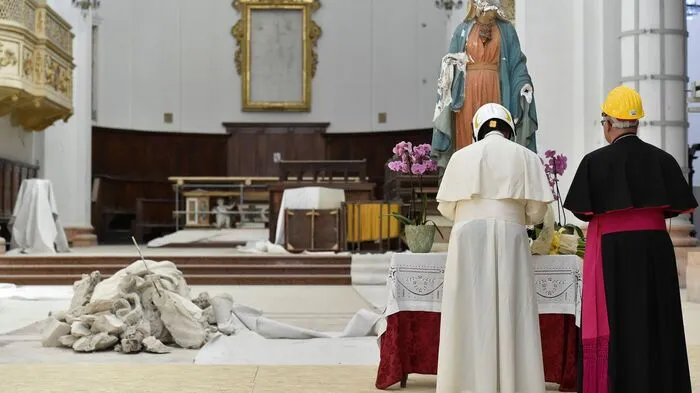 Papst Franziskus hat bei einem Besuch im italienischen Erdbebengebiet den Wiederaufbau angemahnt.