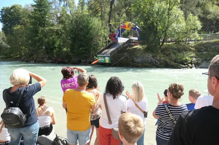 ...über eine Rampe wieder zurück ins kalte Nass springen