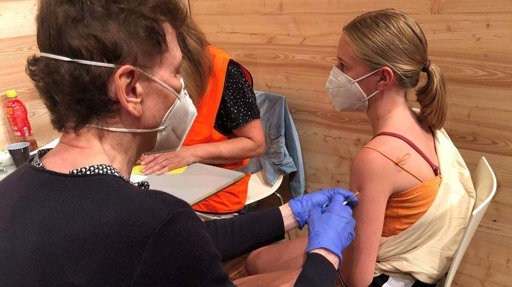 Isabella Jandl aus Tschirnig erhielt die 100ste Impfung