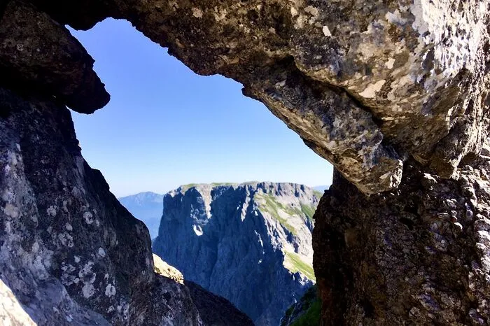 Ein spektakulärer Blick aus dem Felsenfenster auf der Schaufelwand mit dem Blick zum Großen Griesstein von Josef Emmerstorfer aus Eisenerz.