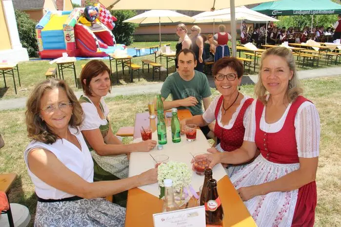 Bei Grillspezialitäten, selbstgebackenen Mehlspeisen und erfrischenden Getränken konnten die Besucher bei flotten Klängen mit dem Musikverein Ligist-Krottendorf einen gemütlichen Festsonntag verbringen. 