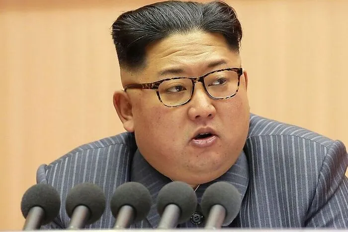 Der nordkoreanische Machthaber mit dem Babyface und dem Dauerlächeln im Gesicht steht dem US-Präsidenten in Sachen Macho-Gehabe um keinen Deut nach. Er übt sich in (allenfalls auch atomaren) Kriegsdrohungen gegen die USA und Japan. Donald Trump titulierte ihn als "Rocket Man", Kim Jong-un den US-Präsidenten als "dementen Greis". Im Februar 2017 wurde Kim Jong-uns Halbbruder Kim Jong-Nam auf dem Flughafen Kuala Lumpur in Malaysien tödlich vergiftet.