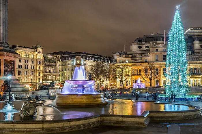 Carol Singers. Nein, um „Last Christmas“ wird man nicht herumkommen - aber die Briten halten auch die Tradition der „Carol Singers“ hoch, die klassische Weihnachtslieder im Repertoire haben. Am höchsten ist die Dichte der Sternsinger auf dem Trafalgar Square: Mehr als 40 Gruppen verbreiten dort vor dem riesigen Christbaum festliche Stimmung. Dieser ist übrigens seit 1947 ein Geschenk von Norwegen an die Stadt London. Noch eindrucksvoller als hier werden die Weihnachtslieder nur bei den Konzerten in der St. Paul's Cathedral intoniert.
