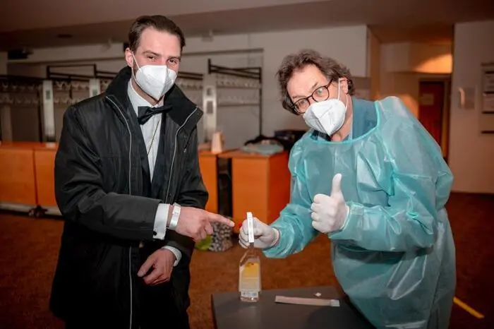 Presseminister Alexander Wrussnig beim Coronatest. Fachgerecht durchgeführt von Apotheker Alexander Telesko, der selbst viele Jahre auf der Faschingsbühne stand