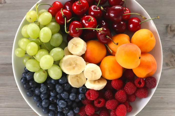 Essen Sie sich fit!Viele Lebensmittel werden nicht umsonst als Futter fürs Gehirn bezeichnet. Neben Nüssen, Trockenfrüchten und Lachs tun Sie auch mit Blaubeeren, Avocados oder Hülsenfrüchten Ihrem Kopf was Gutes. Mit diesem Alltagstipp können Sie nicht nur Ihre geistige Fitness steigern, sondern auch Ihrer Linie etwas Gutes tun.