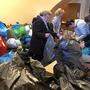 Ehrenamtliche Helferinnen der Pfarre Millstatt sortieren Kleider und verpacken sie in Säcke
