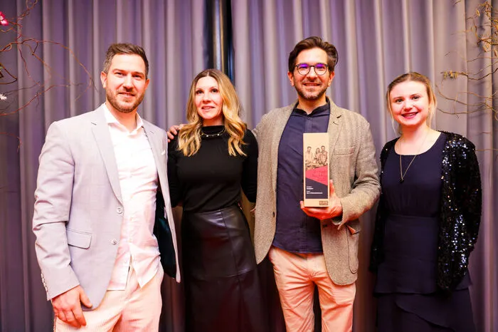 Matthias Wiesenhofer, Melanie Zanter und Stephan Wiesenhofer von "Goldblatt und Goldplatzl" erhielten die Auszeichnung in der Kategorie "Gastgeber". Hier auf dem Foto mit Redakteurin Lena Ortner (rechts).