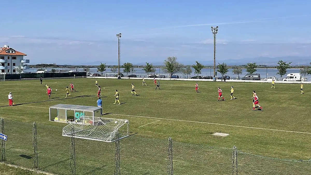 Fußballplatz mit Meerblick