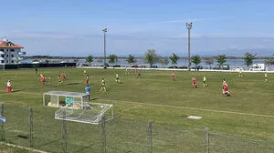 Fußballplatz mit Meerblick