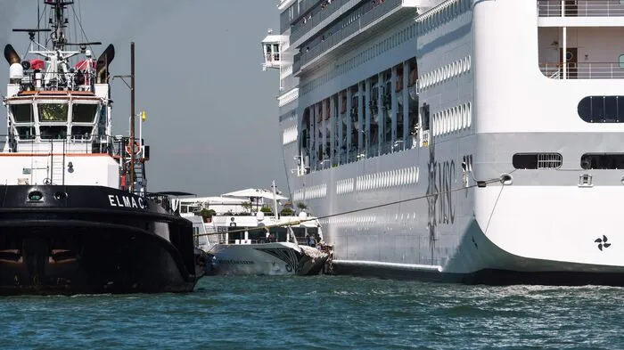Bei der Anlandung eines Kreuzfahrtschiffs "MSC Opera" in Venedig ist es zu einem Unfall mit einem Touristenboot gekommen.
