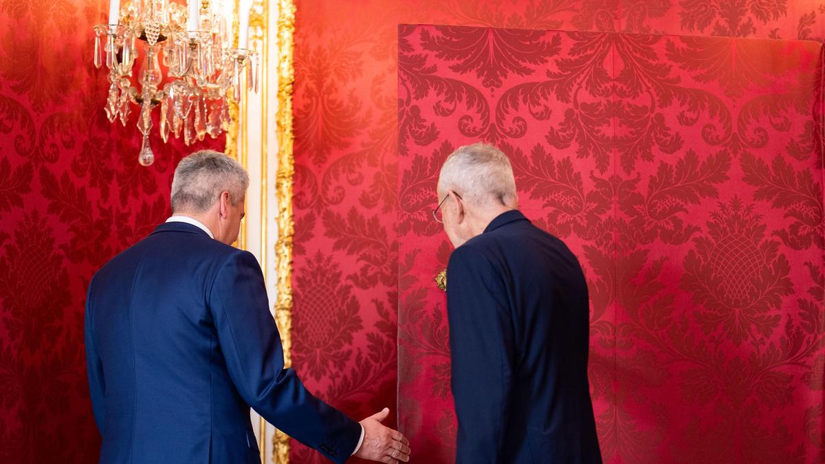 Bundeskanzler Karl Nehammer (ÖVP) und Bundespräsident Alexander Van der Bellen vor der roten Tapetentür.